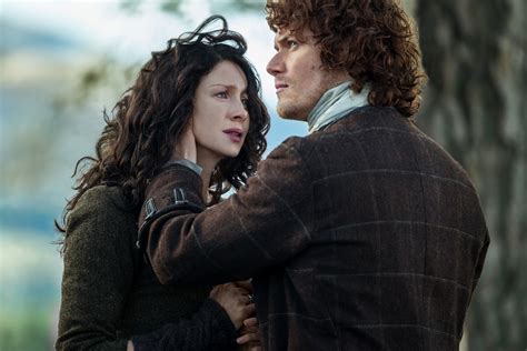 outlander claire nude|The 10 Sexiest Outlander Scenes With Jamie & Claire Are。